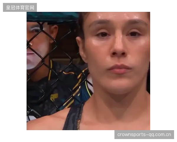 UFC女拳手打断对手鼻梁画面骇人，震撼全场！